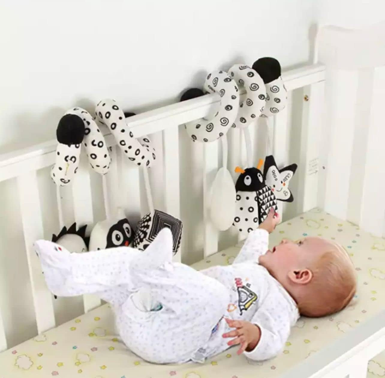 Crib Decorations Toy, Baby Crib Toy Hanging Decorations Plush Toys for Crib Bed Stroller Spiral Plush Toys Car Seat Travel Toy for Infant 0-6 Months, Bee
