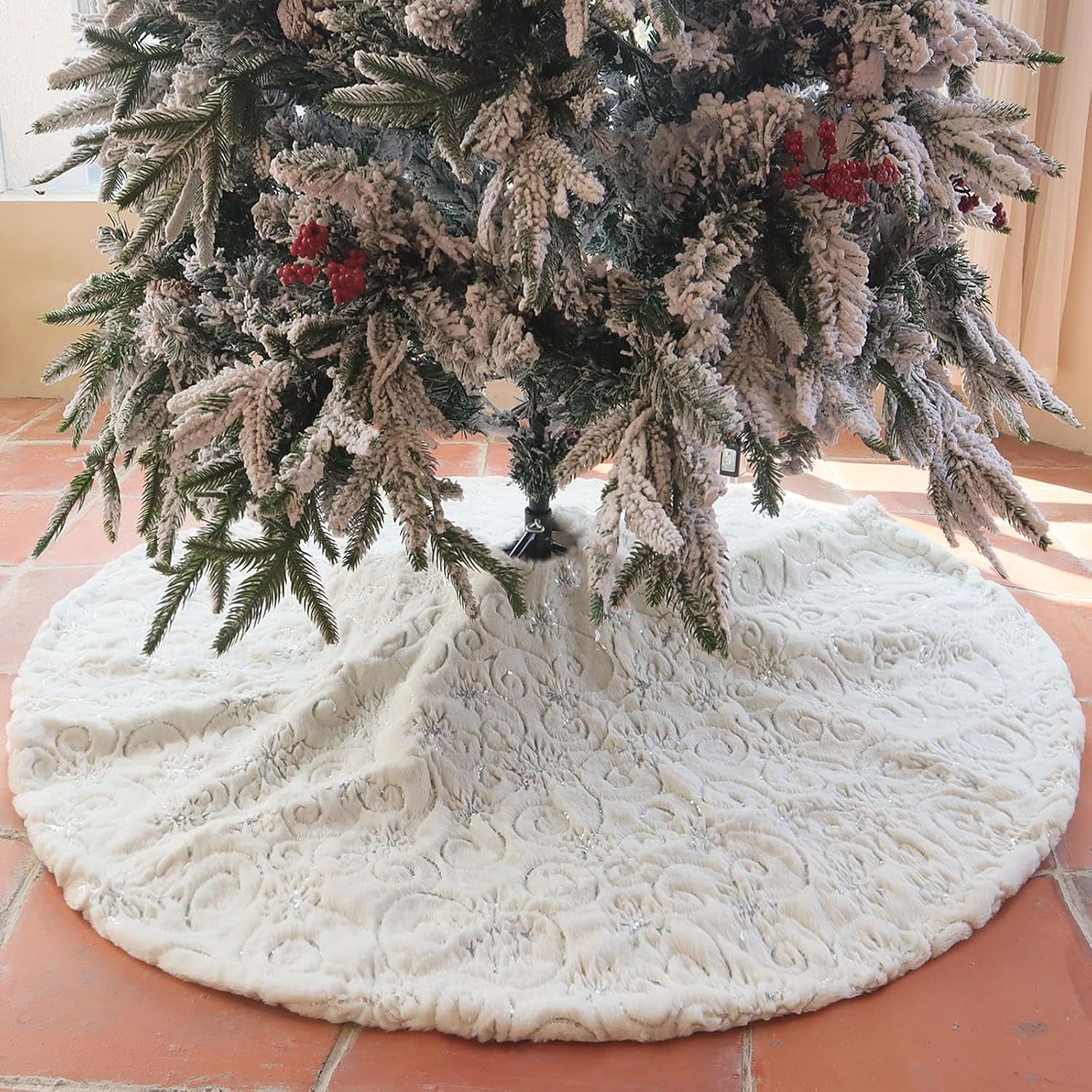 47 Inch Christmas Tree Skirt, White Tree Skirt with Silver Sequin Snowflakes, Large Plush Faux Fur Tree Skirt for Christmas, Snow Christmas Decorations for Holiday Tree Ornaments, Silver